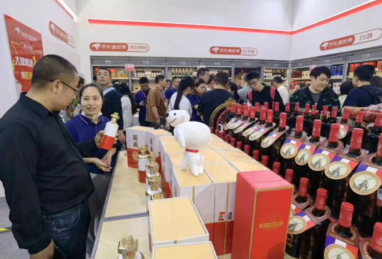 京東酒世界‘春糖001號店’成都糖酒會驚艷亮相，一體化新模式引領白酒零售新浪潮